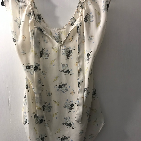 Lauren Conrad cap sleeve floral top - Picture 2 of 5